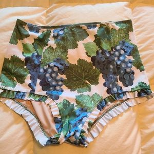 Kortni Jeane EUC L ruffle around bottoms